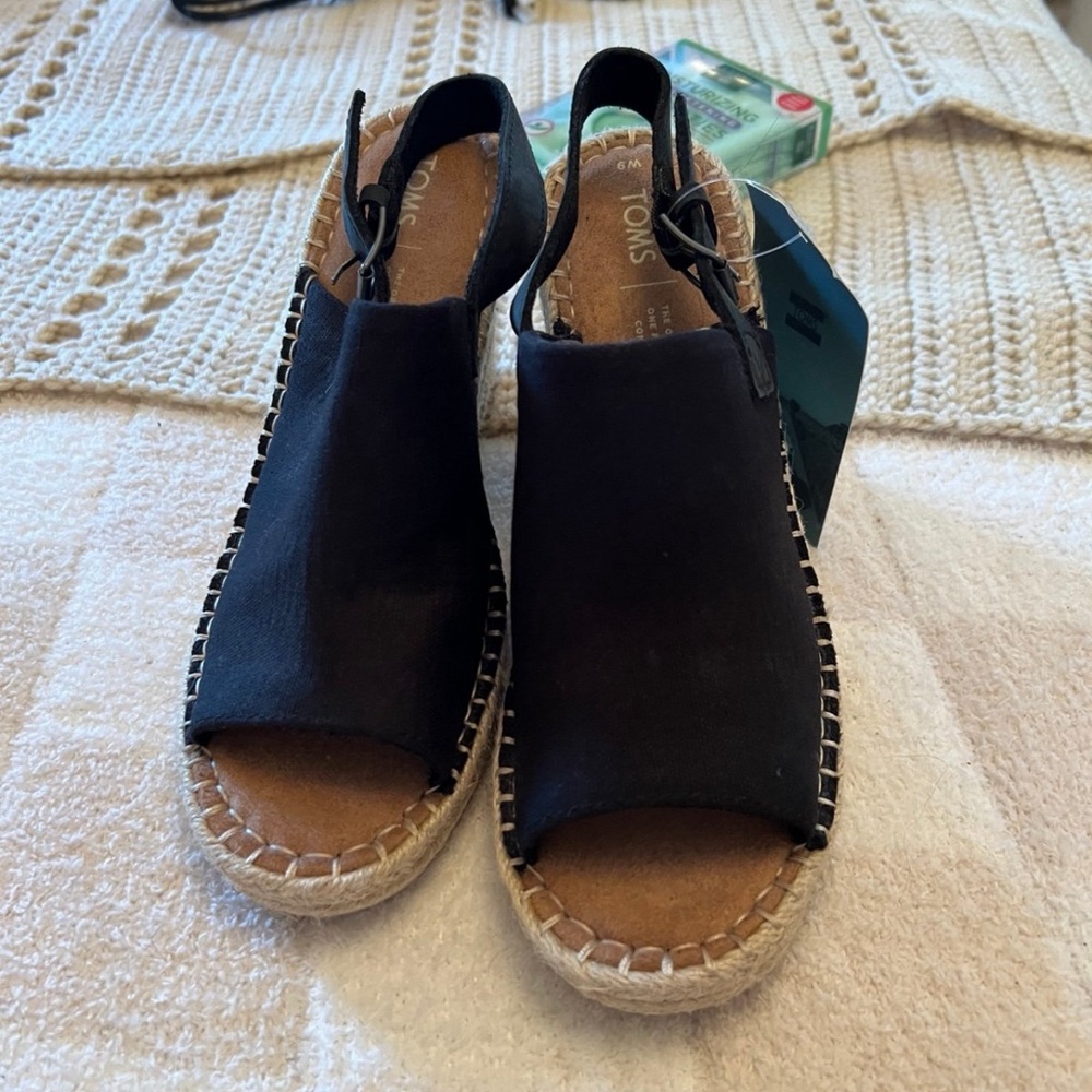TOMS size 9 Black wedges